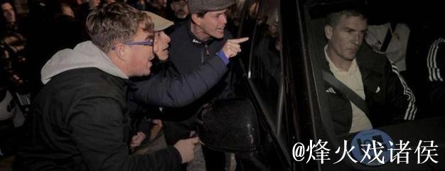 解雇难平众怒！奥维耶多球迷场外追责，200多人围堵卡里翁车子