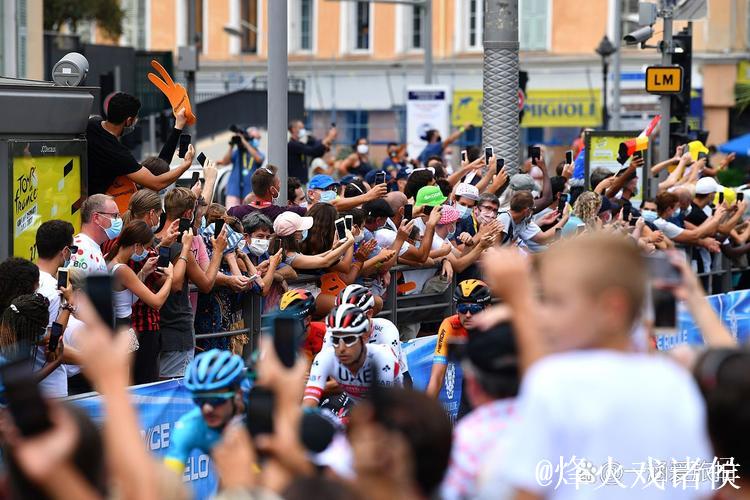 解雇难平众怒！奥维耶多球迷场外追责，200多人围堵卡里翁车子